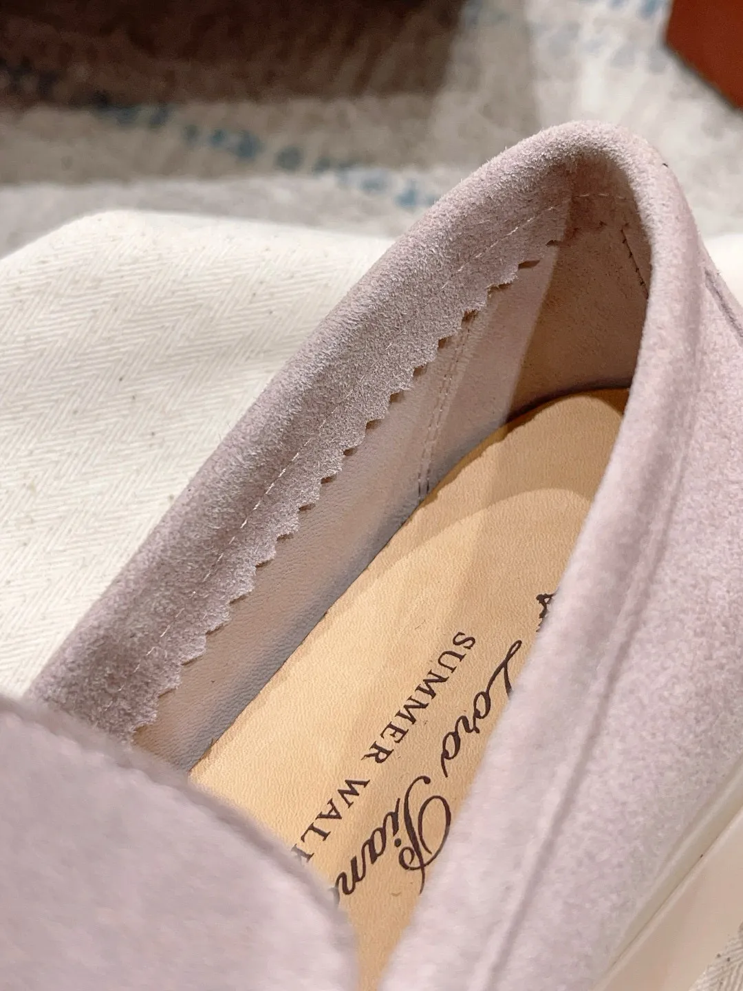 Factory price: 520💰4050 new color. Original purchase, 1⃣️: 1⃣️ folded and developed, Loro Piana professional model to try on feet, quality purchase level, flash sale of common products on the market, welcome to compare, original packaging. Fabric: Imported from Italy🐑High mercerized shearling, Lining: Hand-sewn mark thread in water-dyed cowhide imported from Italy🧵, high-end and elegant. Comfortable on the feet. Size: Women's 35-42 (41, 42) customized, non-returnable, men's 38-45 (46, 47, 48) customized, non-refundable. Fashionable boutiques that you can’t miss, a must-have item